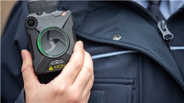 Im Land Bremen dürfen Polizisten künftig Bodycams auch in Gaststätten und Wohnungen anschalten. Das ist eine der wenigen unumstrittenen Änderungen im neuen Polizeigesetz.