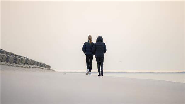 Zwei Frauen spazieren an der Strandpromenade von Norderney 