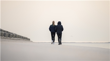 Zwei Frauen spazieren an der Strandpromenade von Norderney 