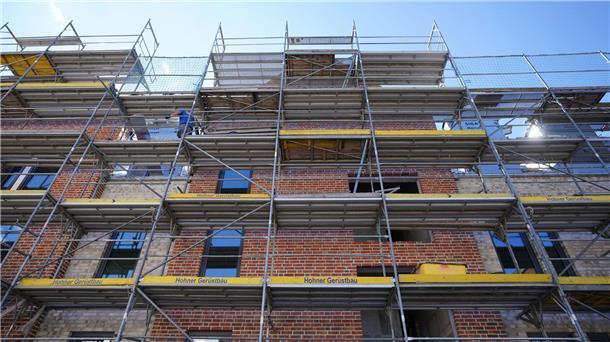 Ein Gerüst steht an einem Neubau