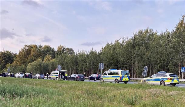Alkohol und Drogen am Steuer: Polizei zieht Bilanz einer Kontrollwoche Im Landkreis Cuxhaven führte die Polizei umfangreiche Verkehrskontrollen durch. Acht Fahrten unter Alkohol- oder Drogeneinfluss wurden dabei aufgedeckt. Das Foto stammt von einer Kontrollstelle an der Anschlussstelle Wulsdorf der A27, von der B71 kommend.