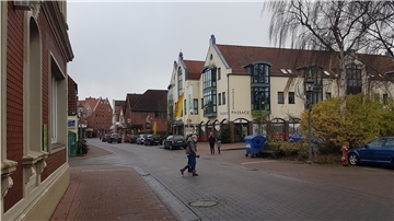 Im Landkreis Cuxhaven sind die Einzelhändler in den Zentren der Orte (hier eine Szene aus Bad Bederkesa) bislang einigermaßen gut durch dieCorona-Krise gekommen.