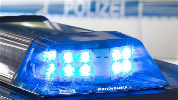 Teenager bei Autounfall gestorben - Polizei ermittelt weiter Im Landkreis Helmstedt landet ein Auto in einem Wassergraben, ein 16-Jähriger stirbt - die Polizei ermittelt noch zum genauen Unfallhergang. (Symbolfoto)