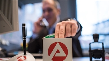 Ein Mann sitzt am 26.02.2015 in der Bundesagentur für Arbeit in Hannover (Niedersachsen) hinter dem Schreibtisch.