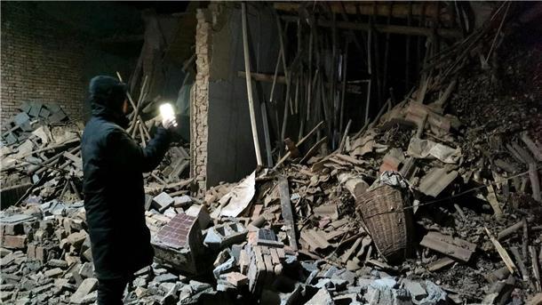 Mehr als 130 Tote bei Erdbeben in China Im Landkreis Jishishan in der nordwestchinesischen Provinz Gansu richtete das Erdbeben große Zerstörung an.