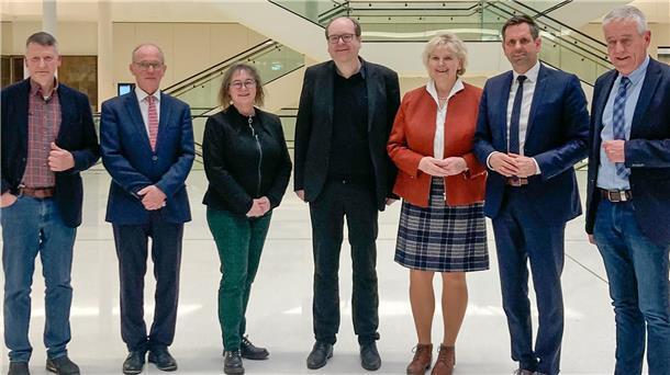 Männer und Frauen stehen nebeneinander