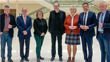 Männer und Frauen stehen nebeneinander