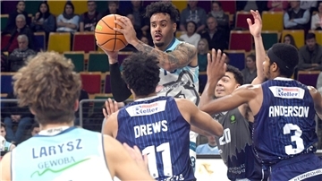 Im letzten Hinrundenspiel sind die Eisbären-Profis Lennard Larysz (links) und Daniel Norl (am Ball) am Sonntag gegen die Nürnberg Falcons gefordert.