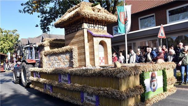 Herbstmarkt und traditionelles Erntefest im Bördeort Sittensen Schmuckwagen der Dorfjugend Vierden