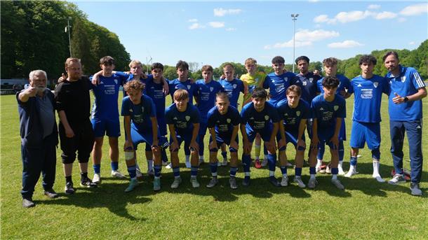 Eine Fußball-Mannschaft posiert für ein Mannschaftsfoto. Es ist die U17 des JFV Bremerhaven.