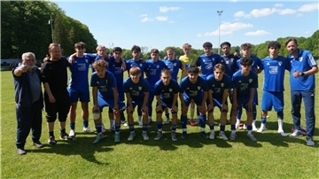 Eine Fußball-Mannschaft posiert für ein Mannschaftsfoto. Es ist die U17 des JFV Bremerhaven.