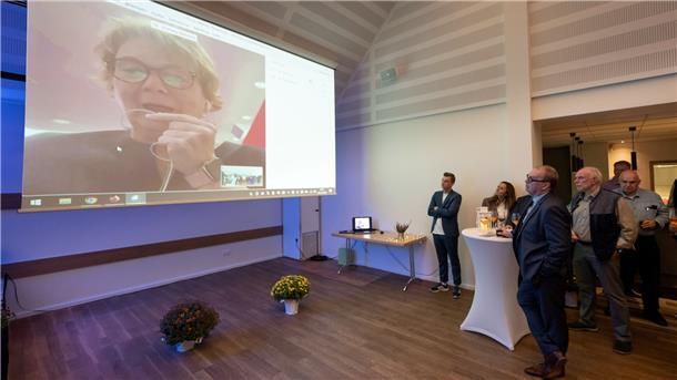 Im Lindenhofsaal in Langen verfolgten Thomas Krüger und etliche Interessierte auch das Abschneiden der Parteifreunde bei der Landtagswahl.