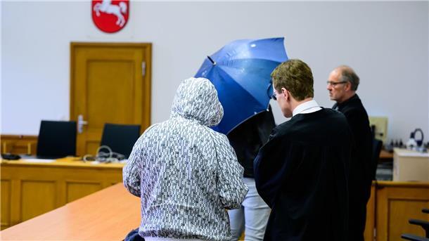 Im Lüneburger Rechtsrock-Prozess werden fünf Männer verurteilt - der Hauptbeschuldigte muss für zwei Jahre und acht Monate ins Gefängnis. 