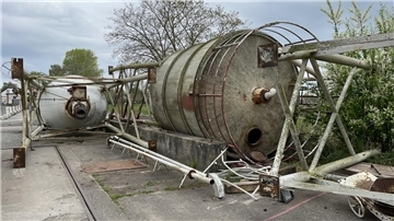 Im Mai 2022 waren auf dem Gelände der Raiffeisen-Warengenossenschaft an der Bahnhofstraße die Silos abgerissen worden - das letzte sichtbare Zeichen von Bemühungen um einen Mobilfunkmast in Stollhamm.