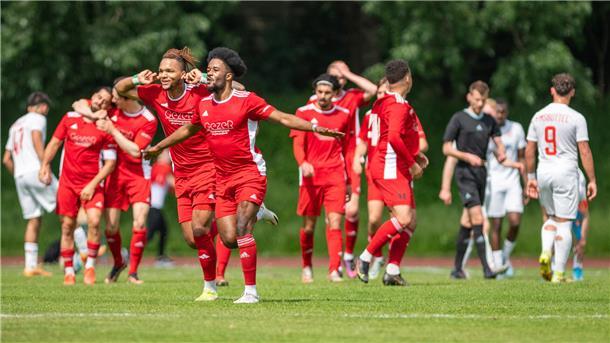 Im Mai 2023 nahm der OSC Bremerhaven (rote Trikots) an der Aufstiegsrunde zur Regionalliga Nord teil und scheiterte knapp am Eimsbütteler TV und an Kilia Kiel.