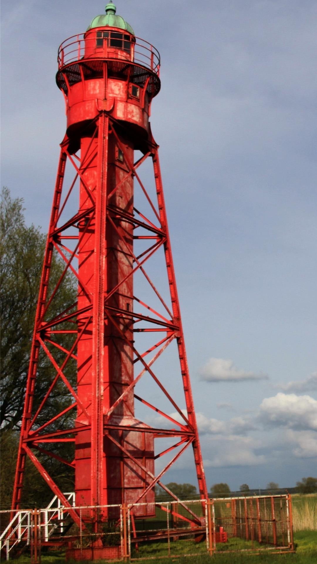 Im milden Licht der untergehenden Sonne fügt sich das Oberfeuer Sandstedt in das Landschaftsbild ein. Bei näherer Betrachtung wird deutlicher Verfall sichtbar.