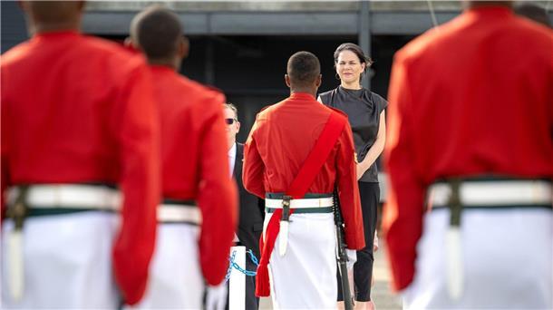 Im Mittelpunkt der einwöchigen Reise von Außenministerin Baerbock nach Australien, Neuseeland und Fidschi stehen die Sicherheitspolitik und der Klimaschutz.