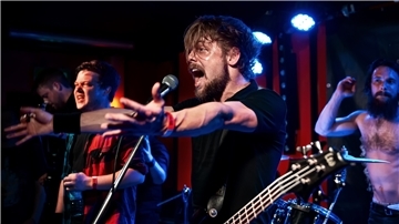 Pure Tonic live auf der Bühne in Hamburg. 2022 wird die Band ihr erstes Konzert im Molotow geben. Weitere sollen folgen.