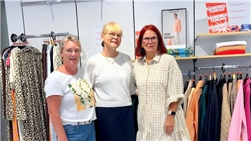 Drei Frauen in einem Modegeschäft