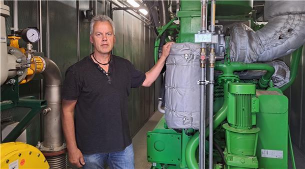 Biogasanlagen-Betreiber Bernd Böschen im Blockheizkraftwerk, wo aus dem erzeugten Biogas Strom produziert wird.
