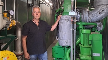 Biogasanlagen-Betreiber Bernd Böschen im Blockheizkraftwerk, wo aus dem erzeugten Biogas Strom produziert wird.