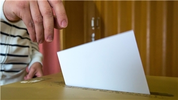Wie funktioniert Kommunalpolitik? CDU lädt nach Heeslingen ein Eine Hand steckt einen Umschlag in einen Schlitz.
