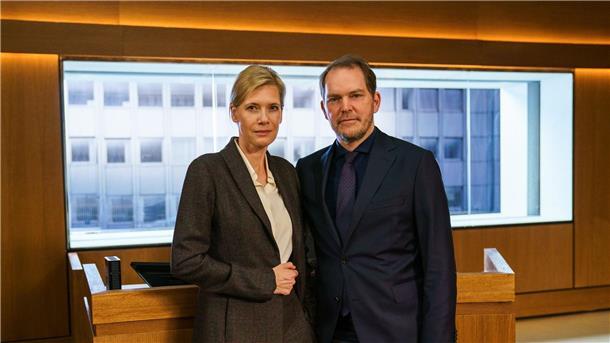 Zwei Wahrheiten - ein Prozess: Das neue Schirach-Drama Im neuen Gerichts-Drama von Ferdinand von Schirach spielen Ina Weisse und Godehard Giese ein ehemaliges Paar, das sich vor Gericht gegenübersteht.
