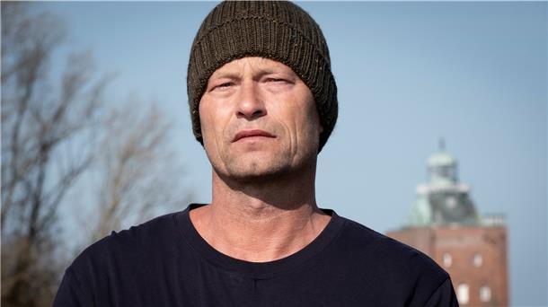 Im neuen Tatort „Tschill out“ ist Kommissar Nick Tschiller (Til Schweiger) kein Action-Held mehr, sondern arbeitet auf der Insel Neuwerk mit Kindern und hat ein unverarbeitetes Trauma, das ihm nächtliche Alpträume beschert.