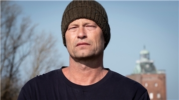 Im neuen Tatort „Tschill out“ ist Kommissar Nick Tschiller (Til Schweiger) kein Action-Held mehr, sondern arbeitet auf der Insel Neuwerk mit Kindern und hat ein unverarbeitetes Trauma, das ihm nächtliche Alpträume beschert.