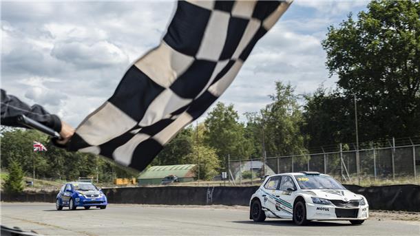Im niederländischen Valkenswaard startete der siebte Lauf der Deutschen Rallycross Meisterschaft. Bei der vorletzten Veranstaltung der diesjährigen Saison traten knapp 60 Teilnehmende gegeneinander an, darunter auch Lucas Ney aus Nordholz (vorn).