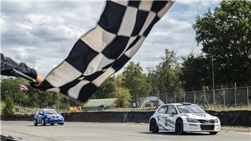 Im niederländischen Valkenswaard startete der siebte Lauf der Deutschen Rallycross Meisterschaft. Bei der vorletzten Veranstaltung der diesjährigen Saison traten knapp 60 Teilnehmende gegeneinander an, darunter auch Lucas Ney aus Nordholz (vorn).