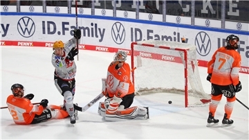 Im Nordderby zwischen den Grizzlys Wolfsburg und den Fischtowns Pinguins gab es reichlich Torszenen. Hier bejubelt Markus Vikingstad sein Tor zum 1:0.