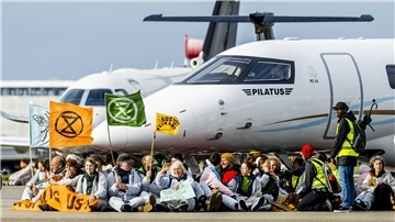 Im November 2022 hatten Umweltaktivisten Privatjets auf dem Flughafen Schiphol blockiert.