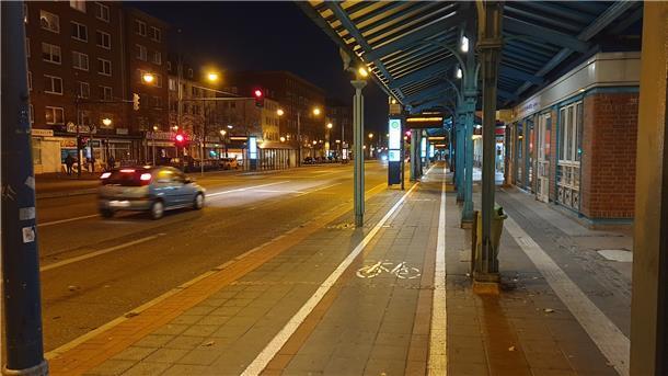 Die Bushaltestelle am Hauptbahnhof Bremerhaven am frühen Morgen.