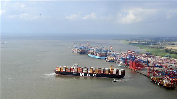 Ein Hafen mit Frachtschiffen.