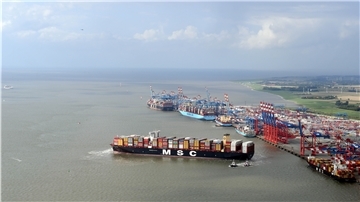 Ein Hafen mit Frachtschiffen.
