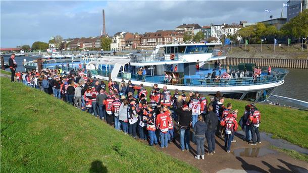 Im Oktober 2017 gab es die erste Schiffstour, die die Pinguins-Fans zum Auswärtsspiel nach Düsseldorf brachte.