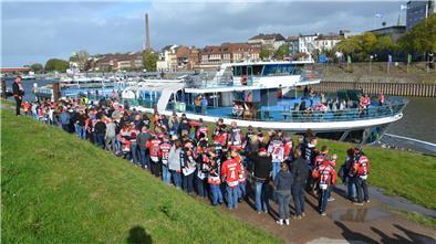 Im Oktober 2017 gab es die erste Schiffstour, die die Pinguins-Fans zum Auswärtsspiel nach Düsseldorf brachte. Nun folgt eine Neuauflage nach Köln.