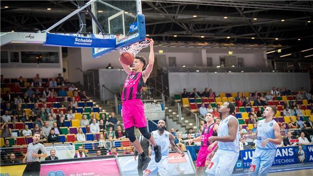 Im Oktober 2018 nahmen die Eisbären letztmals am BBL-Pokal teil. Gegen die Telekom Baskets Bonn folgte das Aus. Der heutige Eisbären-Profi Jarelle Reischel trug damals das Bonner Trikot (links)