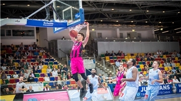 Im Oktober 2018 nahmen die Eisbären letztmals am BBL-Pokal teil. Gegen die Telekom Baskets Bonn folgte das Aus. Der heutige Eisbären-Profi Jarelle Reischel trug damals das Bonner Trikot (links)