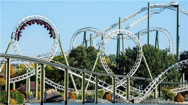 Mildes Wetter und viele Angebote für Familien in den Ferien Im Oktober können Besucher im Heide Park Soltau Achterbahnen auch im Dunkeln fahren. Der Park bleibt in diesem Monat am Wochenende bis 21 Uhr geöffnet. (Archivbild)