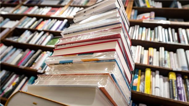 Im Oktober lassen sich die Landfrauen in die Buchhandlung von Bestenbostel einschließen, um nach Herzenslust in Büchern zu stöbern.