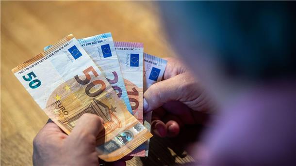 Rentner leben im Osten besonders günstig Im Osten treffen „relativ hohe Renten auf niedrige Lebenshaltungskosten“.