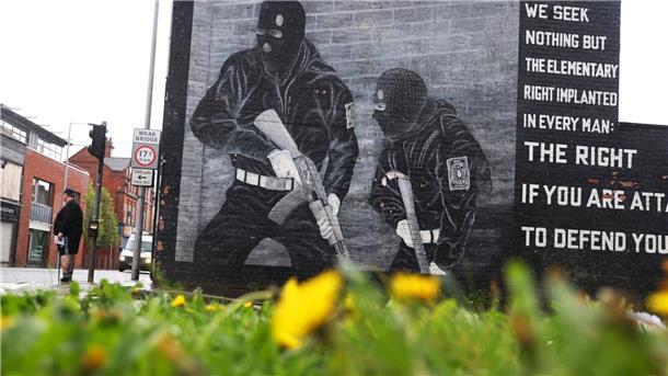 Nordirland gedenkt dem Ende des Bürgerkrieges vor 25 Jahren Im Osten von Belfast zeigt ein Wandbild noch heute loyalistische, also pro-britische Kämpfer.