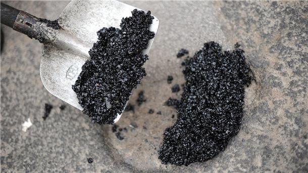 Im ostfriesischen Landkreis Wittmund sollen Betrüger vermeintlich günstige Asphalt- und Pflasterarbeiten anbieten - die Polizei mahnt daher zur Vorsicht. (Symbolbild)