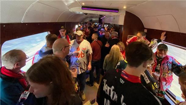 Liveticker: Pinguins-Sonderzüge erreichen Köln Im Partywagen geht die Post ab.