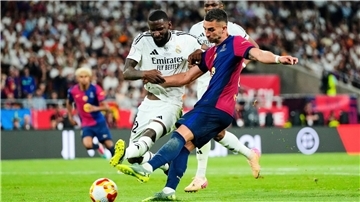 Im Pokalfinale gegen den FC Barcelona leistete sich Antonio Rüdiger (l) einen heftigen Aussetzer.