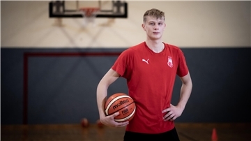Im Porträt: Basketball-Nachwuchstalent Jannis Sonnefeld aus Bremerhaven beim Training mit seinem Vater Andreas. Foto: Hartmann