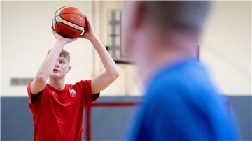 Im Porträt: Basketball-Nachwuchstalent Jannis Sonnefeld aus Bremerhaven beim Training mit seinem Vater Andreas. Foto: Hartmann