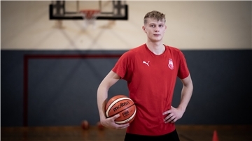Im Porträt: Basketball-Nachwuchstalent Jannis Sonnefeld aus Bremerhaven beim Training mit seinem Vater Andreas.